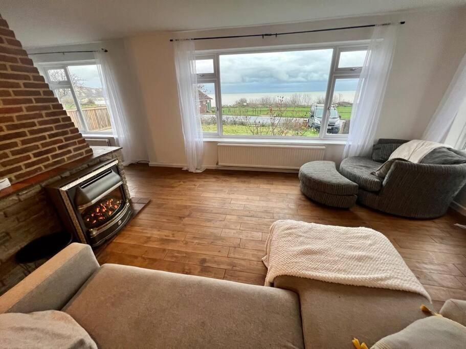 Romantic 4 Bedroom Seafront Nature Holiday home *