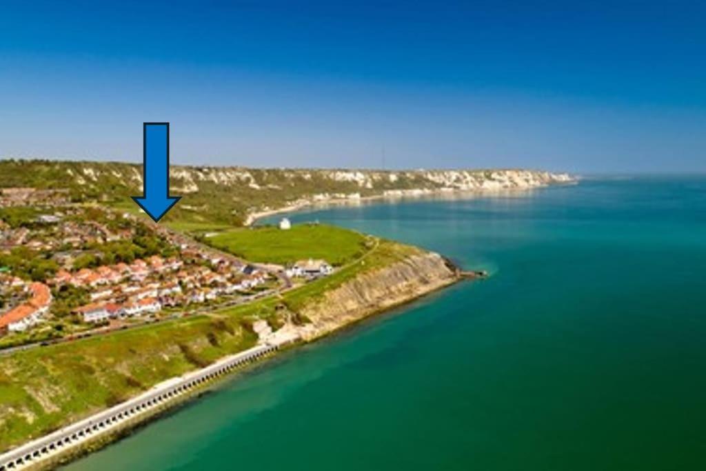 Romantic 4 Bedroom Seafront Nature Holiday home