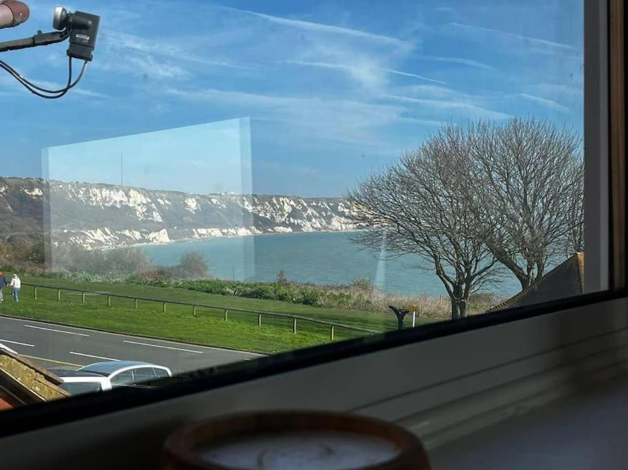 Romantic 4 Bedroom Seafront Nature Holiday home